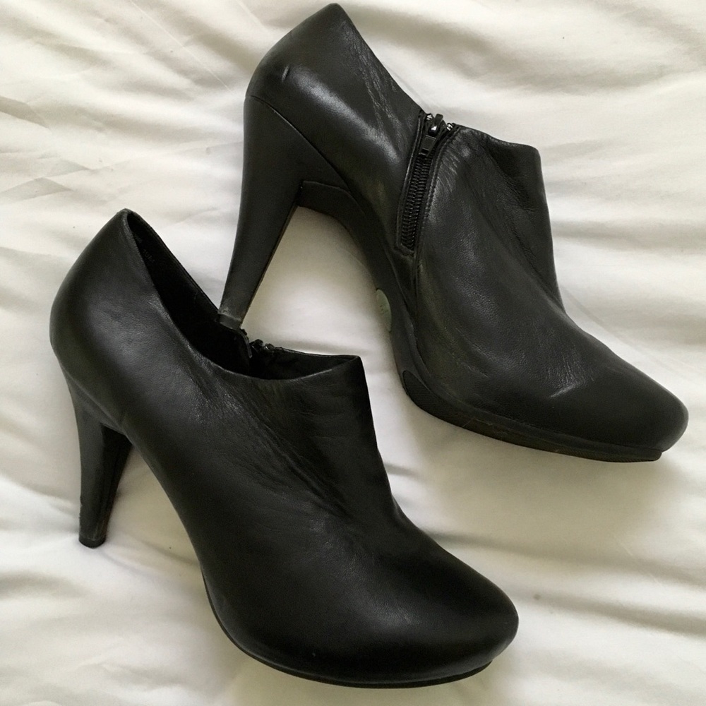 Me Too smooth leather ankle booties/pumps